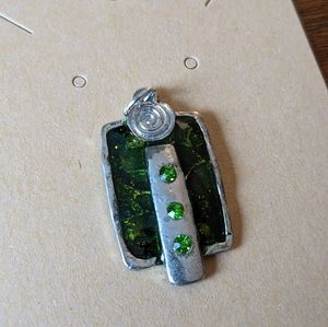 5/20$ vintage Green enamel and silvertone pendant